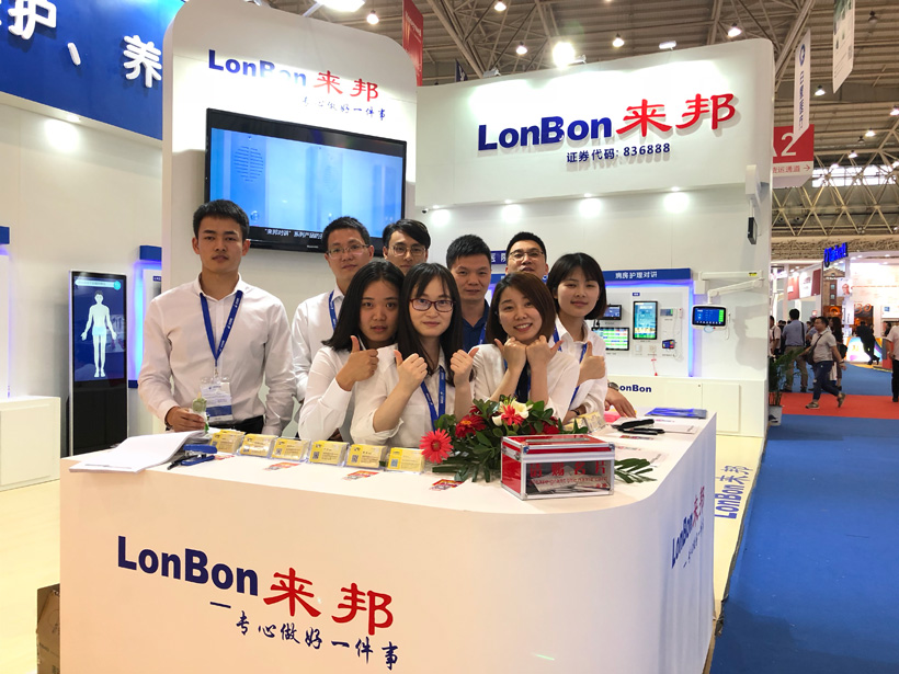 伟德国际1949第19届全国医院建设大会展位工作人员合影图